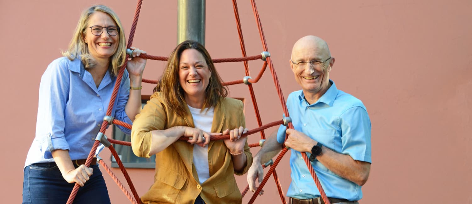 Schule Schweiz Team - von links nach rechts Nathalie Brady, Natascha Chirazi und Claude Keller